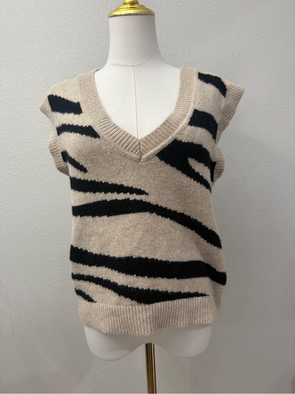Boden V-Neck Zebra Stripe Knit Sweater Vest in Beige and Black XS Woold - Picture 2 of 4
